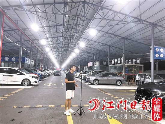 室內(nèi)燈火通明的背后，是二手車行銷售人員在忙碌直播。