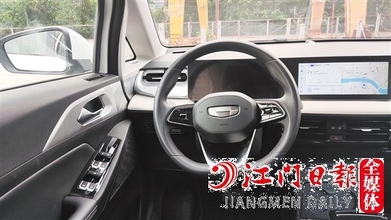 幾何E內(nèi)飾富有科技感。