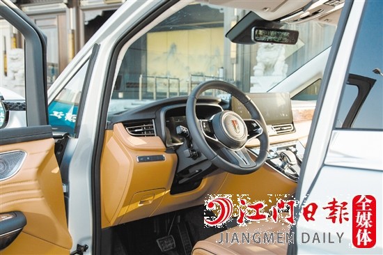 紅旗HQ9內(nèi)飾豪華大氣。