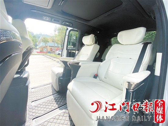 傳祺M8宗師系列雙擎御尊版第二排配備兩張獨(dú)立頭等艙座椅。