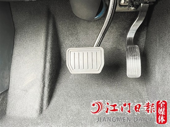 部分新能源汽車把最常用的加速、剎車功能集中到電門上（右邊踏板）。