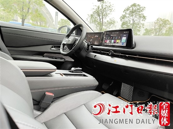 ARIYA的內(nèi)飾顯得豪華智能。