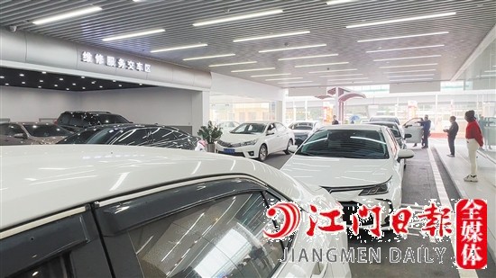 市區(qū)多家4S店車輛保養(yǎng)迎來小高峰。