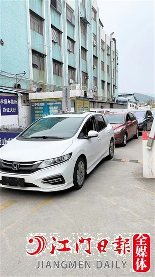 元旦以來(lái)，排隊(duì)等候過(guò)戶的二手車不少。