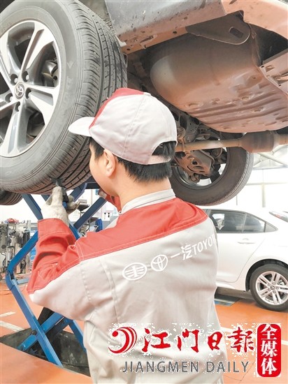 駕車出行前，要做好車輛保養(yǎng)。