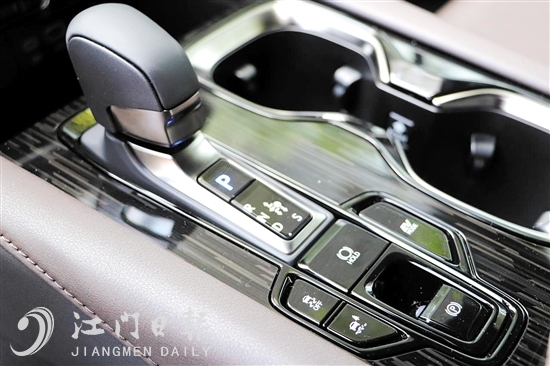 新車功能區(qū)域操作方便。