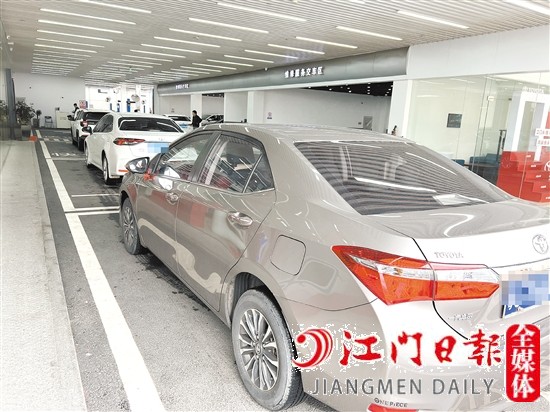 上周末，多家4S店售后接待處排起了長(zhǎng)龍。