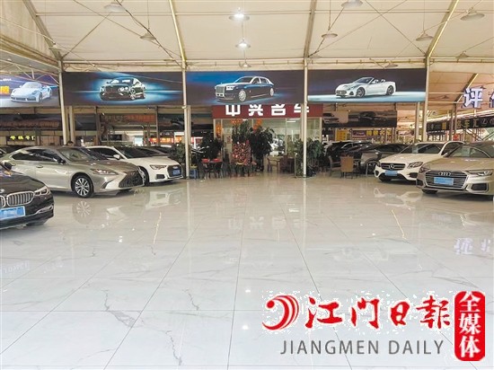 不少二手車行銷售展廳空出一大片。