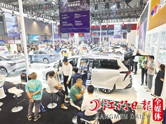 車展現(xiàn)場人氣旺。