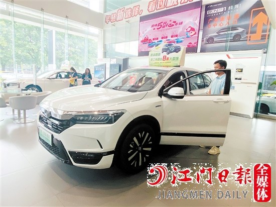 “國六a”車型吸引消費者目光。