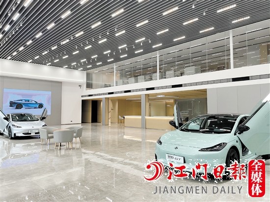 昊鉑中心江門蓬江店展廳寬敞明亮。