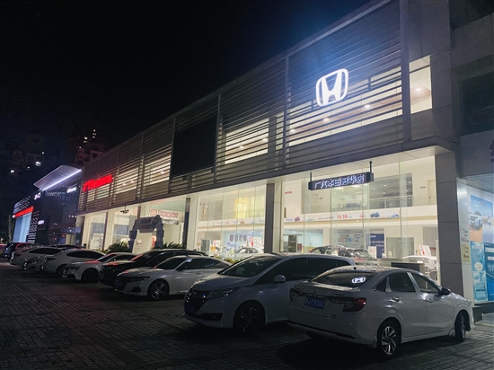 我市多家新車經(jīng)銷商將營業(yè)時(shí)間延長至晚上。