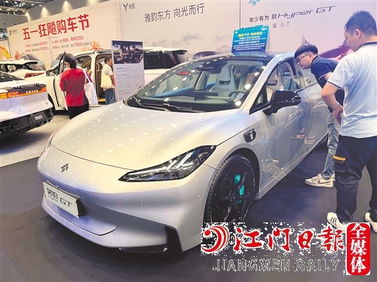 憑借帥氣的外形，轎跑牢牢吸引年輕消費(fèi)者的目光。