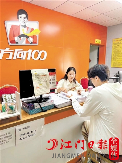 學(xué)生在駕校報(bào)名學(xué)車。