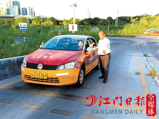 教練在教學(xué)生學(xué)車。