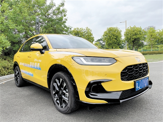 致在鮮艷的車身顏色足夠吸睛。