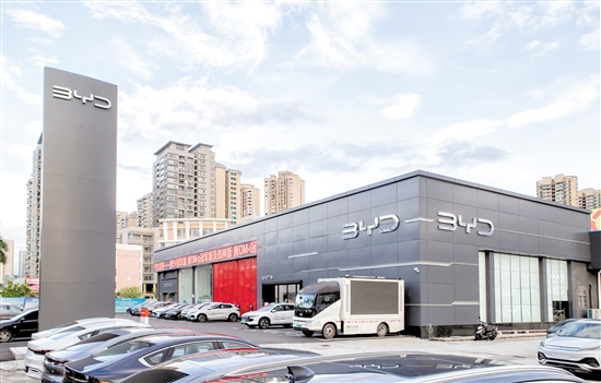 臺山市第一家比亞迪4S店環(huán)境優(yōu)越，將為消費者提供高品質(zhì)的服務。