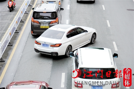 機動車插隊加塞會加劇道路擁堵。