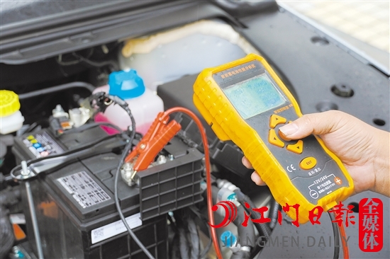 維修人員使用專業(yè)設備檢查蓄電池狀態(tài)。