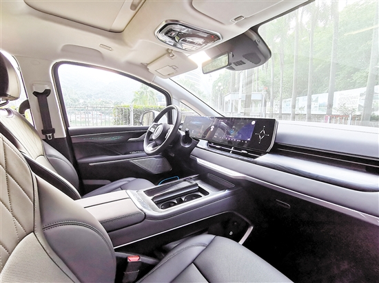 魏牌高山內飾科技感十足。