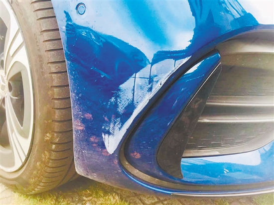 為防止愛車被人剮蹭，停車時，盡量停放在有管理員或者收費(fèi)的正規(guī)停車場。