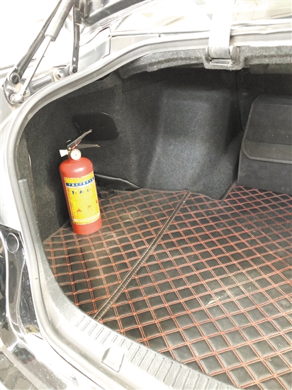 車(chē)內(nèi)要配備有效滅火器，并注意檢查是否超過(guò)使用年限。