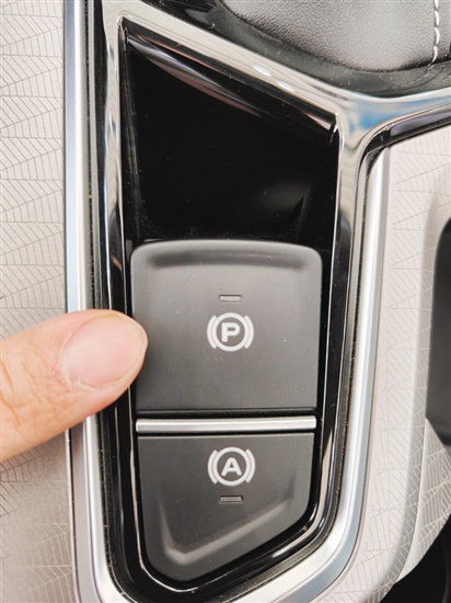 車主在停車時(shí)應(yīng)注意拉好手剎或啟動(dòng)電子手剎。