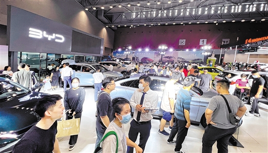 憑著主推新能源汽車(chē)，自主品牌吸引眾多市民目光。