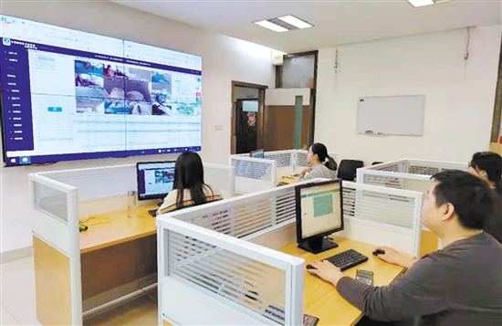 該公司監(jiān)控室24小時有工作人員不間斷監(jiān)控。