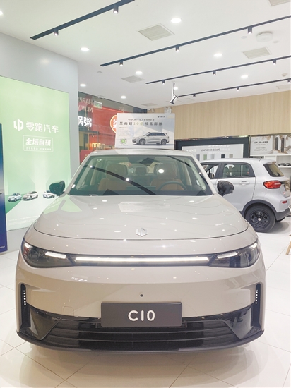 零跑C10延續(xù)零跑家族的設(shè)計(jì)語言，外形穩(wěn)固、可靠。