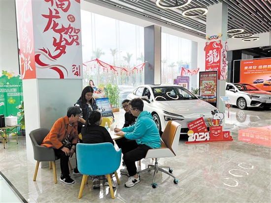 春節(jié)期間,不少車商推出購車優(yōu)惠，吸引消費(fèi)者購車。