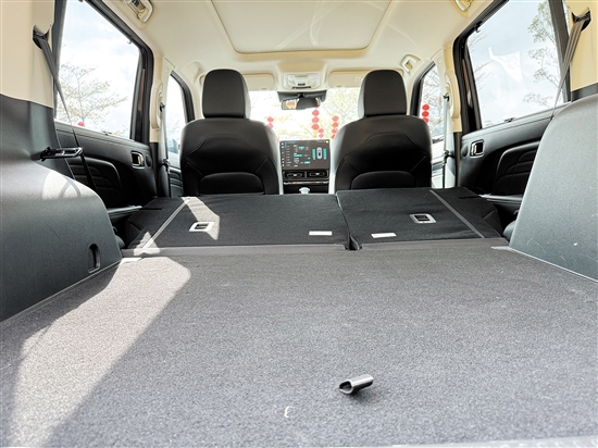 后備箱空間足以應(yīng)付日常所需。