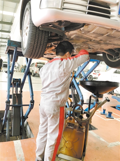 維修人員正在對汽車進行維修保養(yǎng)。