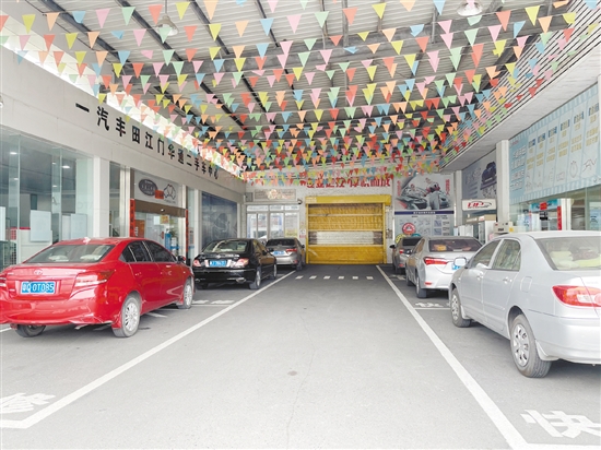 眾多汽車在排隊進行保養(yǎng)。