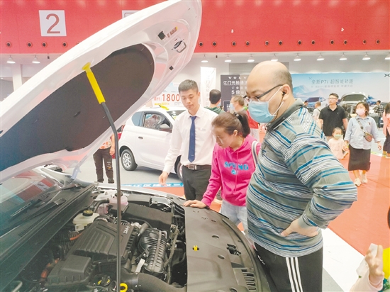 近30個品牌參展，消費者買車選擇多。