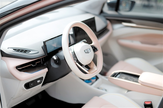 幾何M6內(nèi)飾采用簡潔的設(shè)計(jì)風(fēng)格。