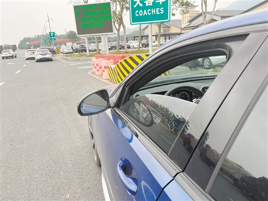 在天氣不太熱也不太冷、汽車處于中低速行駛的情況下，打開窗是較好的選擇。