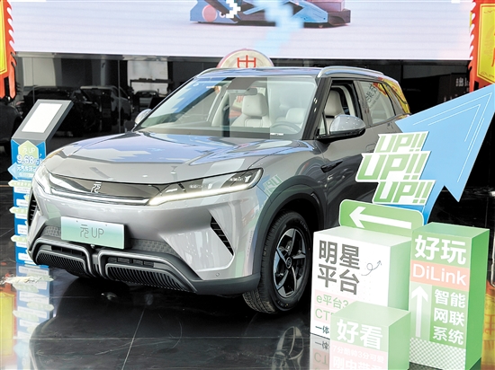 比亞迪元UP展現(xiàn)了方中帶圓、剛?cè)岵莫毺孛缹W。