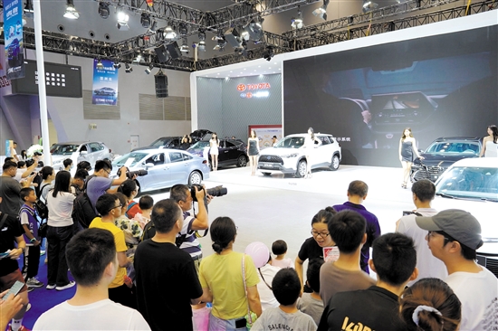 往屆車展的車模、靚車總能吸引攝影發(fā)燒友的“長槍短炮”。