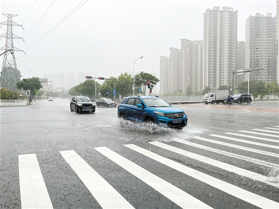 雨天行車，雨水會阻礙駕駛?cè)说囊暰€，要注意減速慢行。