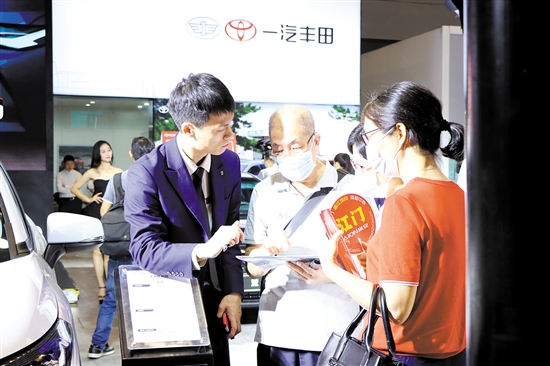“五一”車展期間，購車客戶就非常關(guān)心補(bǔ)貼問題。