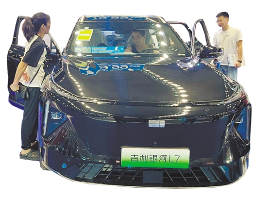 以舊換新政策的出臺(tái)，吸引不少消費(fèi)者前往4S店看車、買車。