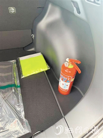 車內要配備有效滅火器。