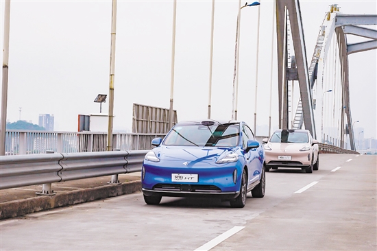 整個試駕過程，2024款昊鉑HT都沿著預(yù)設(shè)路線通過城市NDA智駕領(lǐng)航輔助自主駕駛。