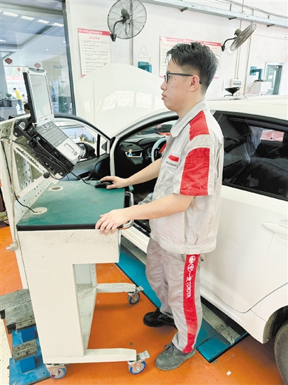 4S店工作人員在處理召回汽車事宜。