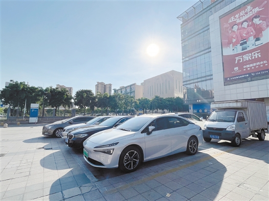 艷陽高照，汽車在戶外備受“烤”驗。