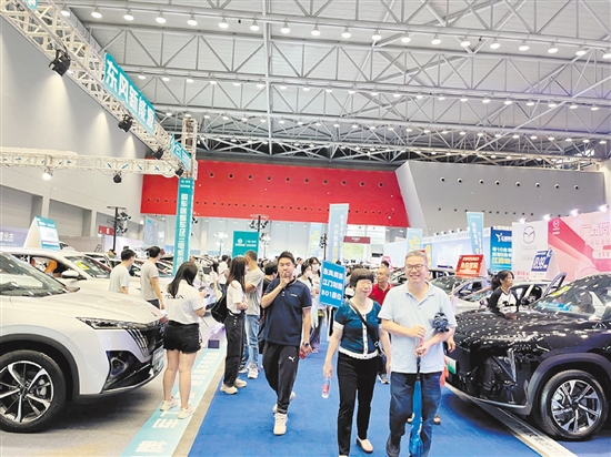 本報車展一直吸引眾多市民的目光。