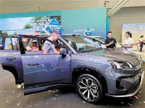 不少市民在車展現(xiàn)場物色“心水靚車”。