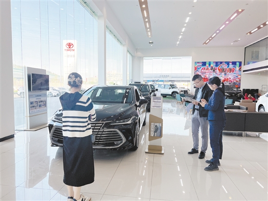 江門不少汽車經(jīng)銷商積極開展降價(jià)促銷活動，吸引消費(fèi)者購車。