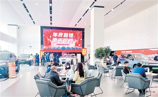 進(jìn)入12月以來(lái)，不少汽車(chē)經(jīng)銷(xiāo)商陸續(xù)迎來(lái)買(mǎi)車(chē)過(guò)年的客戶。